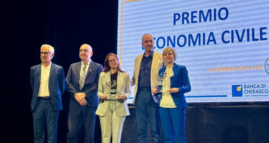 Prêmio Economia Civil é concedido a duas jovens pesquisadoras.